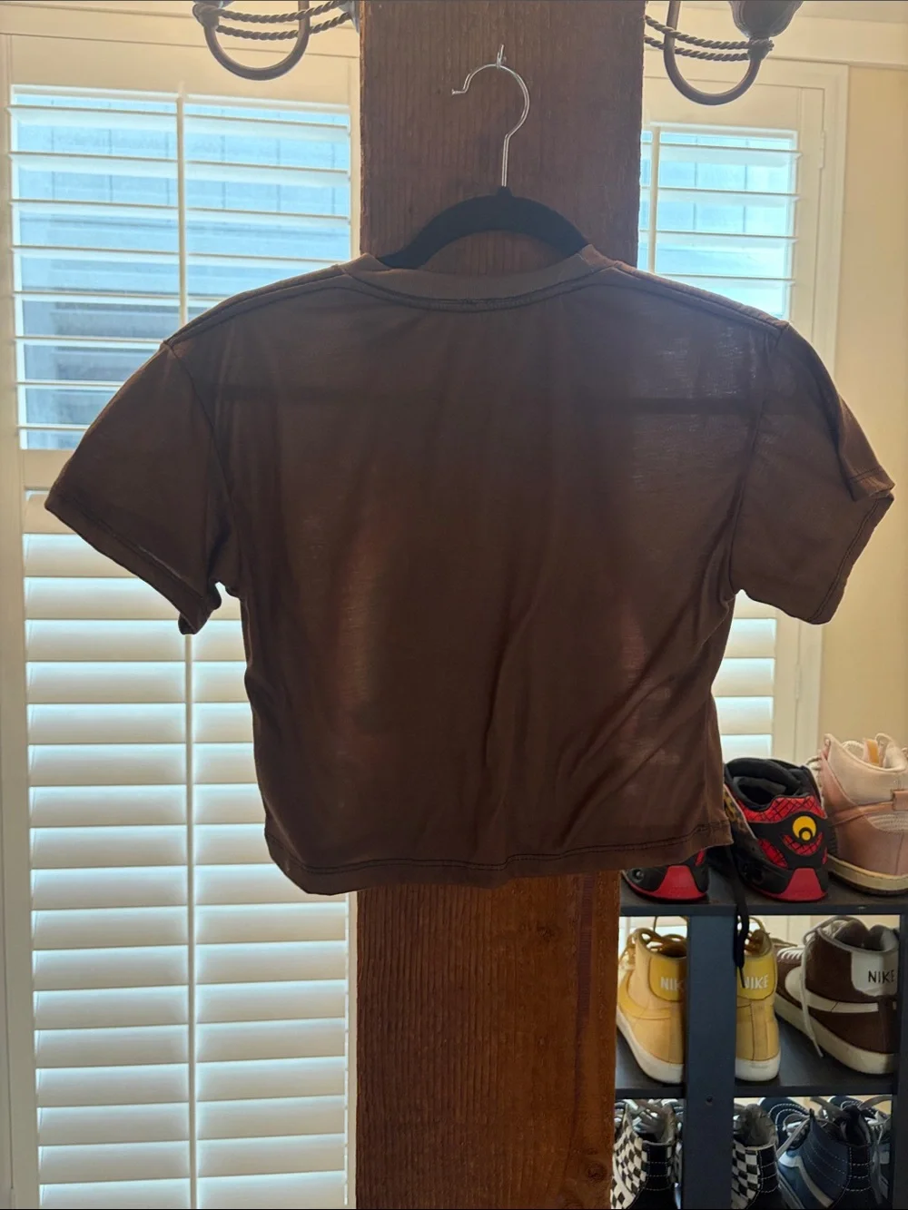 Kitten riding a unicorn Brown Cropped Tee